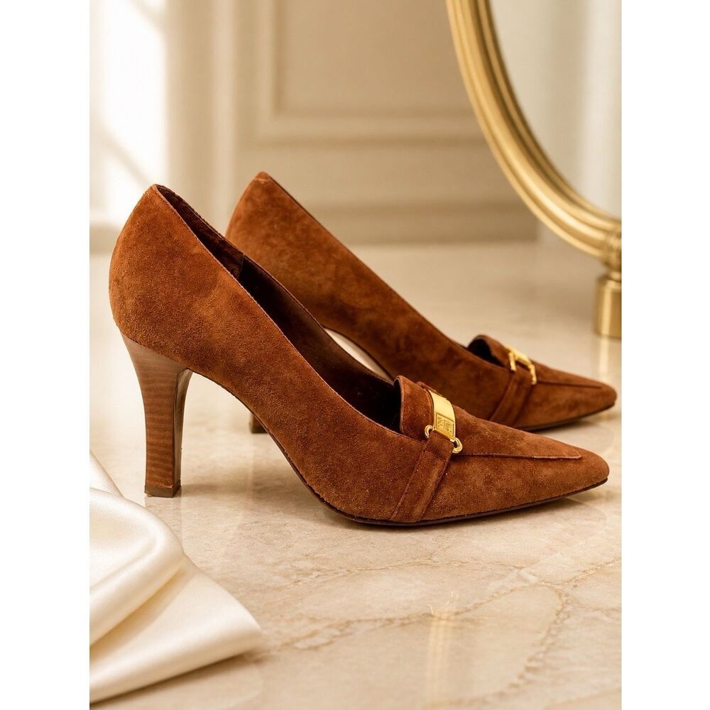 BROWN SUEDE CAROLE LITTLE PUMPS W GOLD BUCKLE S8.5